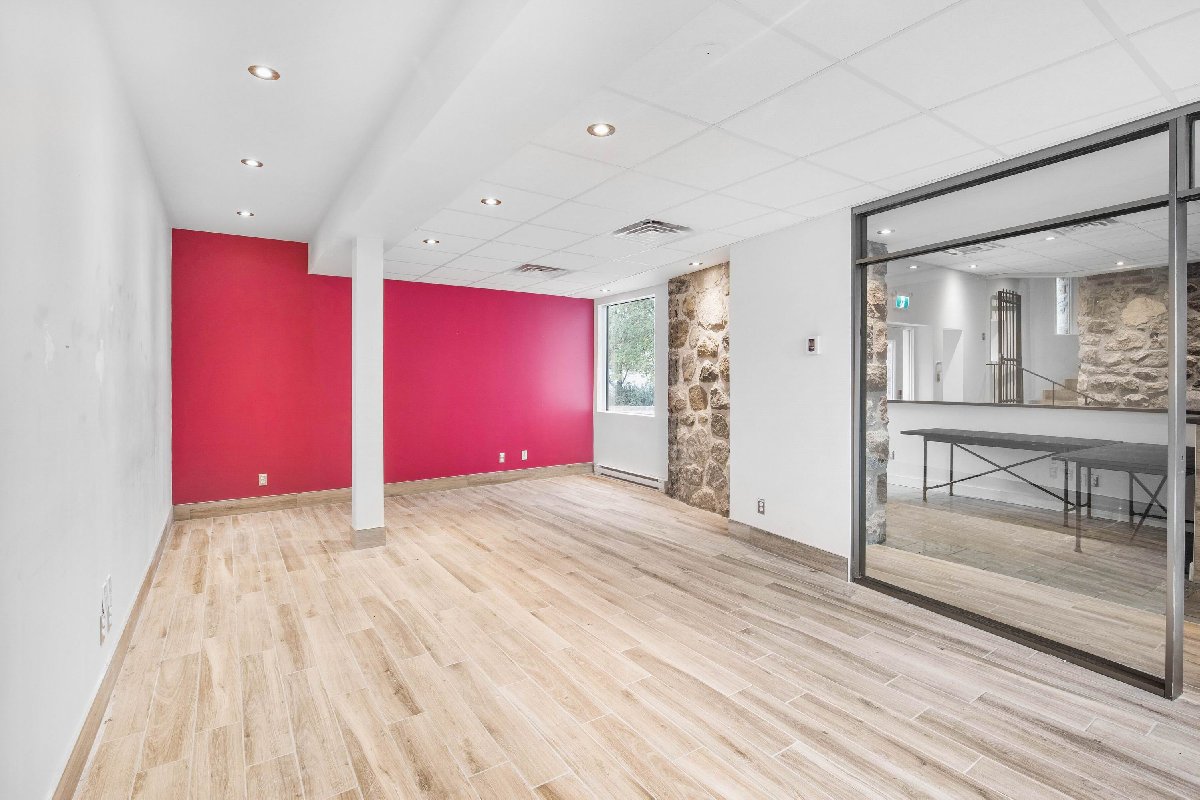 2,875 sqft office in a centennial building in Longueuil