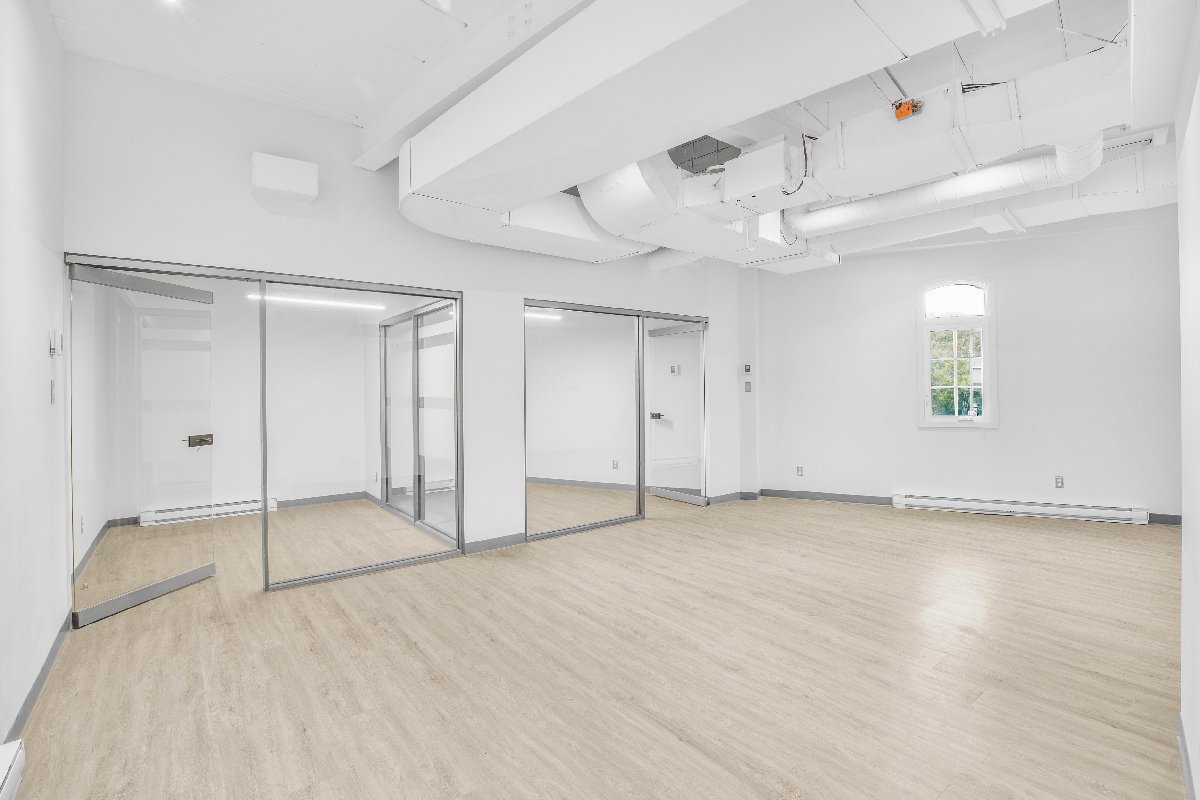 2,875 sqft office in a centennial building in Longueuil