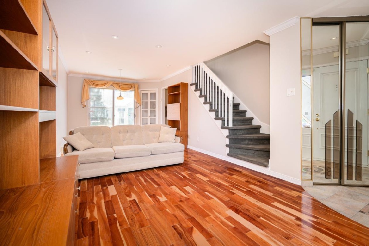 Townhouse in sought-after area of Pointe-Claire