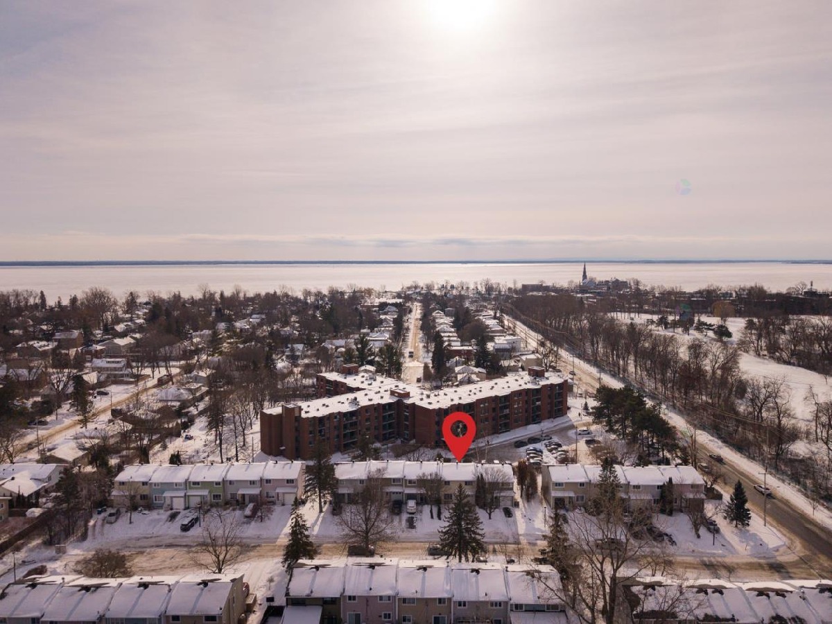 Townhouse in sought-after area of Pointe-Claire