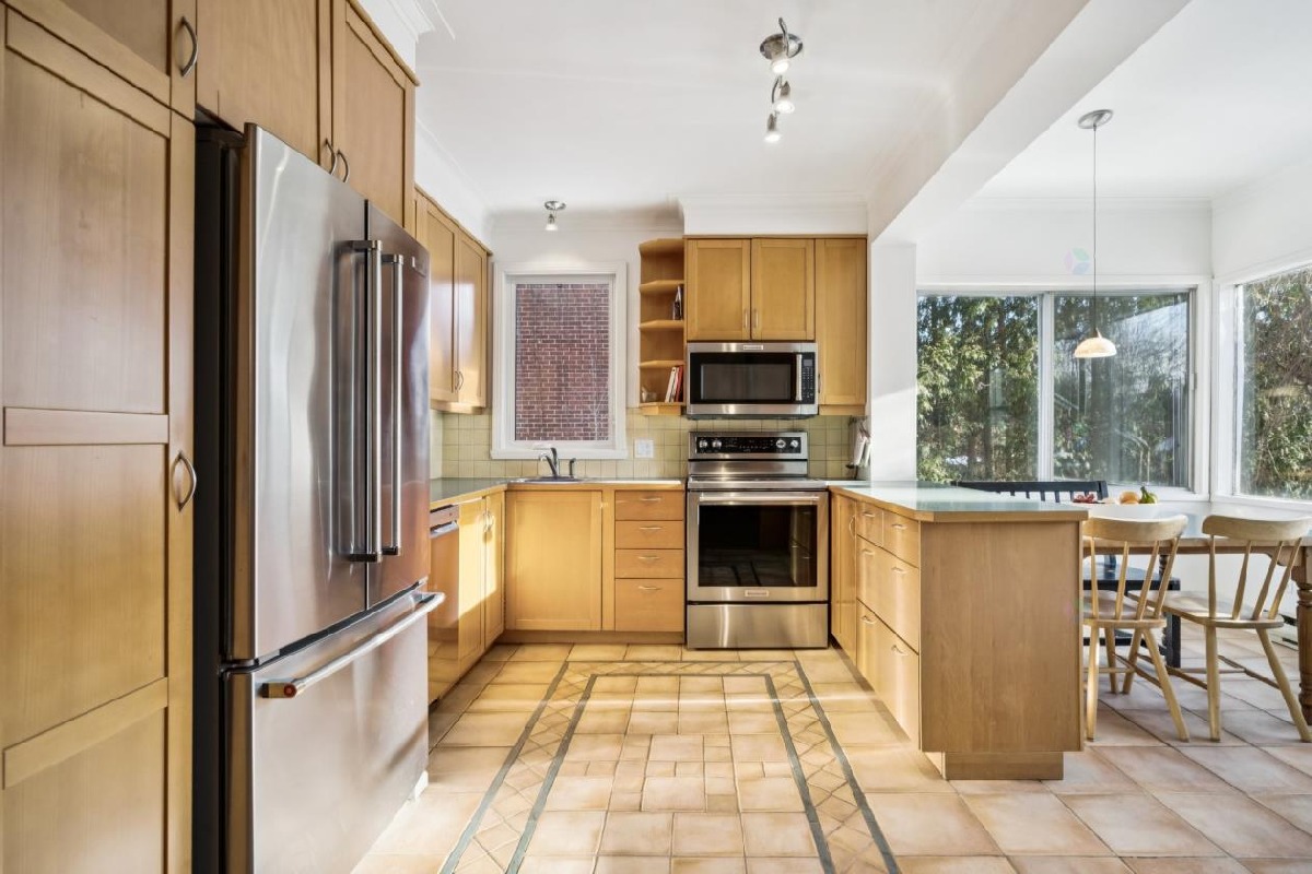 Large 2,017 sq. ft. home on a 6,550 sq. ft. lot � St-Laurent