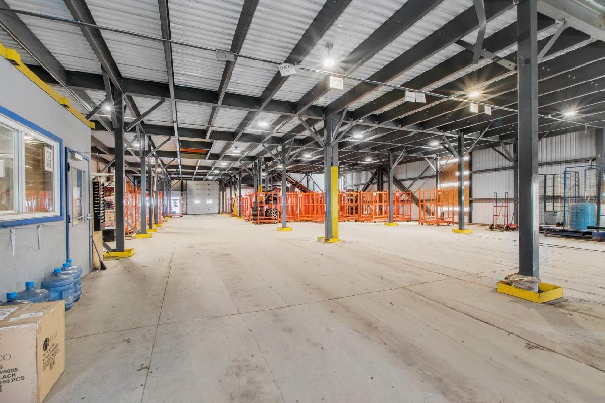 Large Subdividable Warehouse � Mirabel Industrial Park