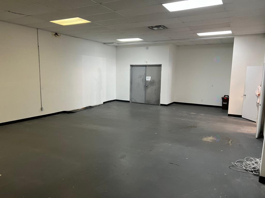 3,400 sqft Prime Location on Jean-Talon Est St-Leonard