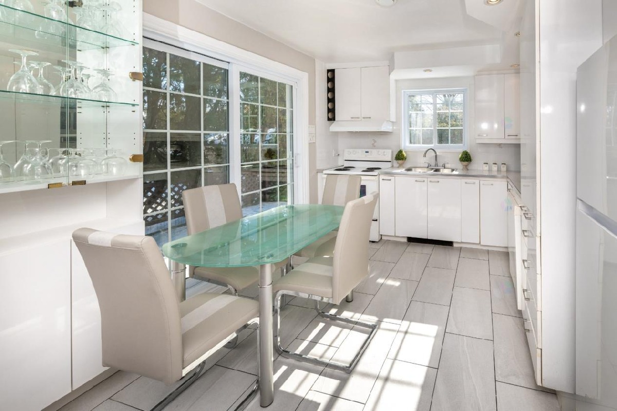 Bungalow with intergenerational / bachelor suite potential